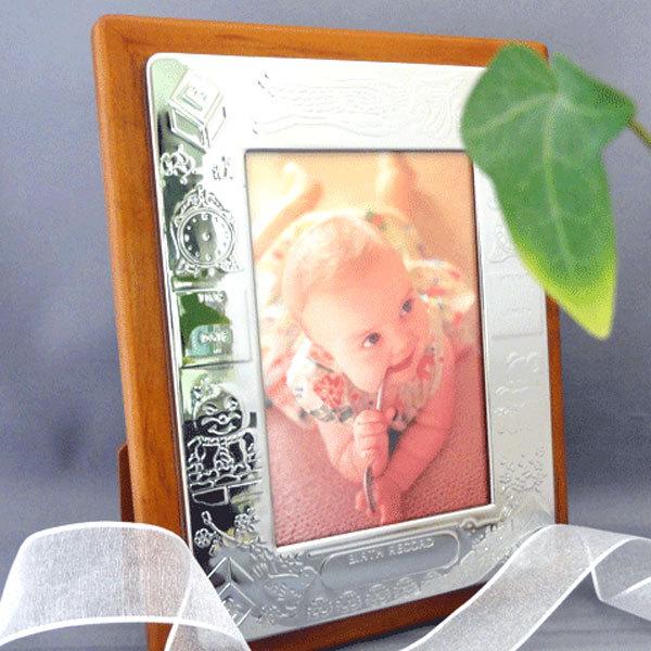 出産祝い 温かみを感じる木枠の写真立て ベビーフォトフレーム ウッド 名入れ 送料無料 刻印 写真入れサービス Babyframe07 シルバースミス ニバック誕生日プレゼント専門店 通販 Yahoo ショッピング