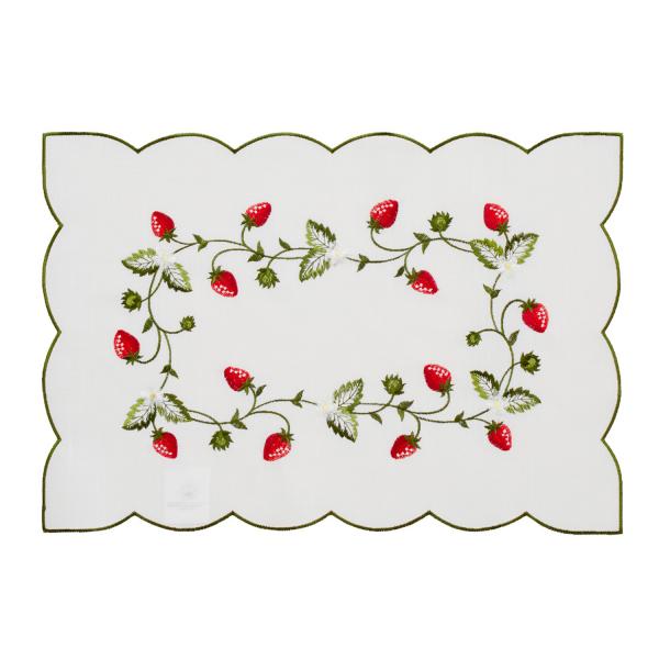 いちごの刺繍が可愛いクロス赤く可愛らしいいちごがたくさん刺繍されていて、エッジワークが優しい印象です。テーブルセンターやドイリーとして、また大切なものを守るカバーとしてお使いいただくと、大変上品で素敵なインテリアになります。詳細情報商品サイ...