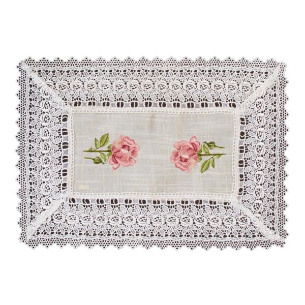 バラの刺繍が可愛いクロス両サイドにピンクのグラデーションの美しいバラが刺繍されていてエレガントな仕上がりです。縁を飾るレースにもバラがふんだんに使われてとても豪華です。テーブルセンターやドイリーとして、また大切なものを守るカバーとしてお使い...