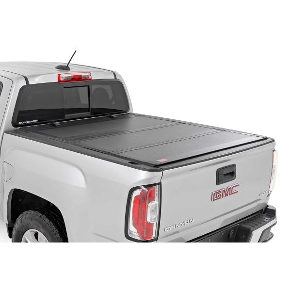 【並行輸入品】 Rough Country Hard Tri Fold Truck Bed Tonneau Cover for Chevy Co