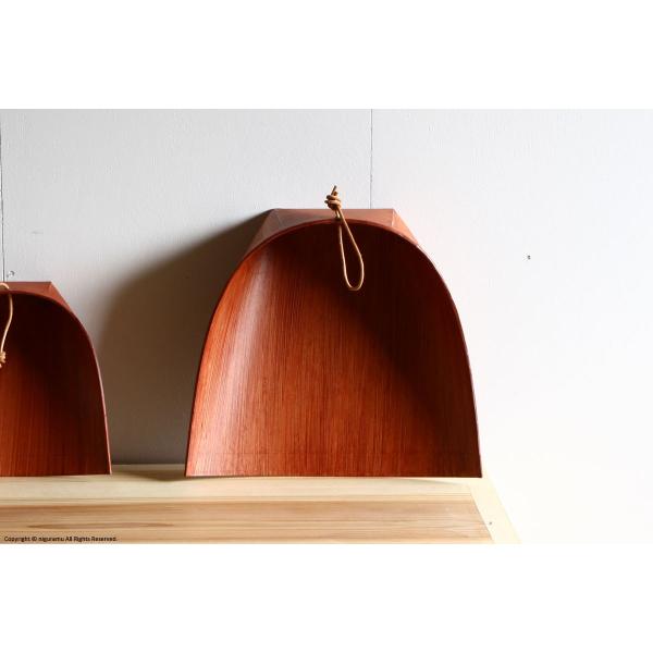 ハトメの穴に革ひもを通した「革ひも付きはりみ」。引っ掛けられるので収納に便利です。「はりみ」とはチリトリの原型で、和紙に柿渋塗りをほどこした味わい深い風合いが魅力です。また、紙製のため静電気が発生しにくく、さらりとゴミが落ちていくホコリ離れ...