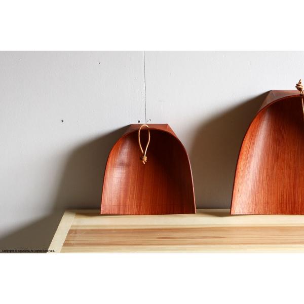 ハトメの穴に革ひもを通した「革ひも付きはりみ」。引っ掛けられるので収納に便利です。「はりみ」とはチリトリの原型で、和紙に柿渋塗りをほどこした味わい深い風合いが魅力です。また、紙製のため静電気が発生しにくく、さらりとゴミが落ちていくホコリ離れ...