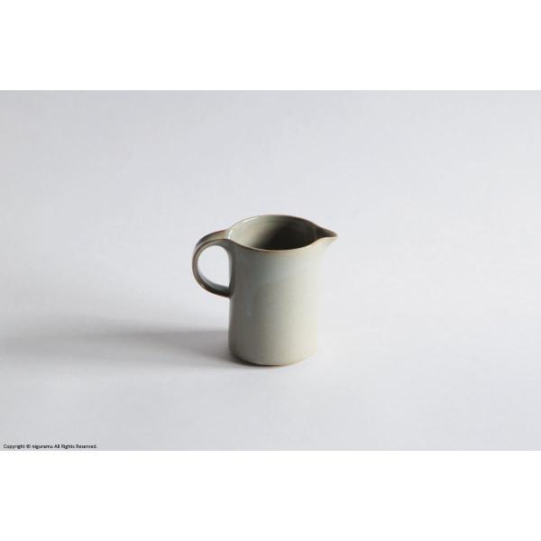 つるりとした質感や、すっきりシャープなデザインで素朴にならずモダンな印象です。クリーマーはミルクだけでなくドレッシングやソースを入れて食卓でもお使い下さい。ストンとシンプルですが、指に沿うような持ち手の形状がアクセントになっています。使うほ...