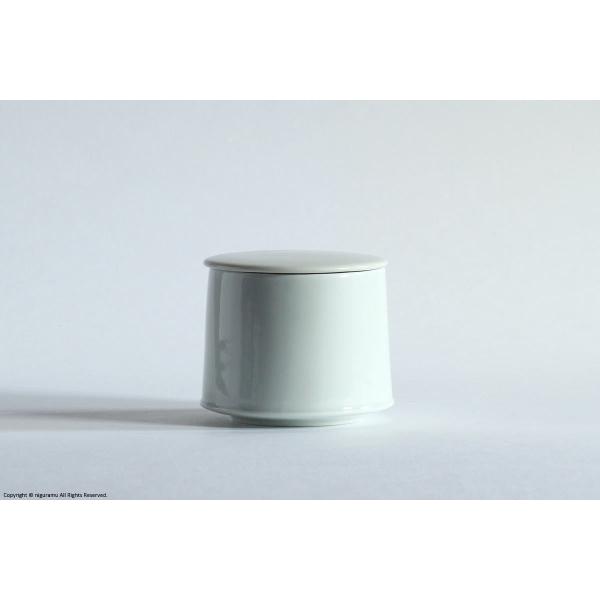 月明かりの落ち着いた爽やかさを青白磁の透明感で表現したムーンライトシリーズ。妥協のない造形は、時間・空間・和洋を超えた本物だけが持つ気品にあふれ、1960年代から時を経た現在もなお新鮮です。【クリーマー】やさしくカーブを描く薄めのふたや、存...