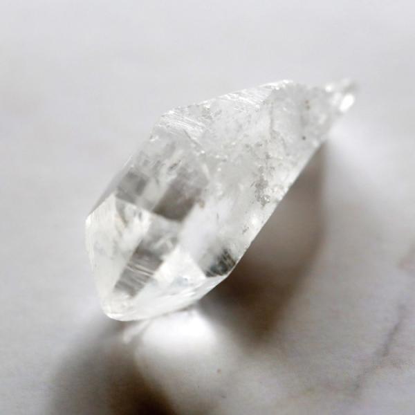 仕様ヒーリングやお守り、瞑想用として用いられる水晶のポイントです。原石のため大きさや形、品質はそれぞれ違います。重さ：（約）15ｇ〜25ｇ 採掘時のカケ、汚れ、鉱物などが付着しております。こちらの商品は単品販売です。ご注意ください。 【注意...