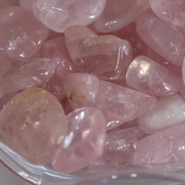 ローズクオーツの意味：「美・愛・優しさ」を象徴する石。人間関係のネガティブな感情や不安を改善してくれると言われています。美しさやアンチエイジングにパワーを発揮。注意写真の色はディスプレイの設定などにより、実際の色と異なって見える場合もござい...