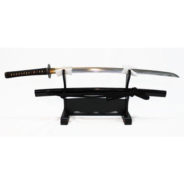 フチ頭 グリボリ   目貫 剣片喰 鍔 春日   鞘塗 黒呂 柄巻 木綿(黒)   刃紋 直刃 刀身長さ 2尺2寸〜2尺5寸   目方 鞘を払い930g前後 誰もがみな憧れの、日本刀を忠実に再現重量感、外観、すべてが想像通りの居合刀です。刀...