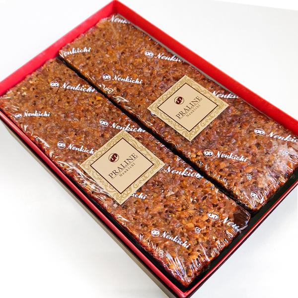 新潟で50年以上愛される引き菓子の大定番！念吉のプラリネ。懐かしい味わいのチョコレートでコーティングをしたスポンジケーキに自慢のフレッシュなカルフォルニア産アーモンドを100％使用した洋菓子です。懐かしの味わいをぜひ家族で食べてみてください...