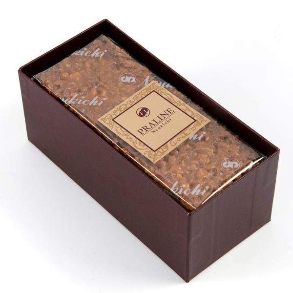 新潟で50年以上愛される引き菓子の大定番！念吉のプラリネ。懐かしい味わいのチョコレートでコーティングをしたスポンジケーキに自慢のフレッシュなカルフォルニア産アーモンドを100％使用した洋菓子です。懐かしの味わいをぜひ家族で食べてみてください。