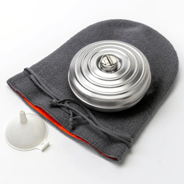 「燕の金属加工」×「見附のニット製造」。2つの優れた製造技術を融合させ、デザイン・使いやすさを追求した湯たんぽです。耐久性が高く、「100年湯たんぽ」の名前通り、長く愛用できます。アルチザンから、「100年湯たんぽ」をご紹介。燕市の金属加工...