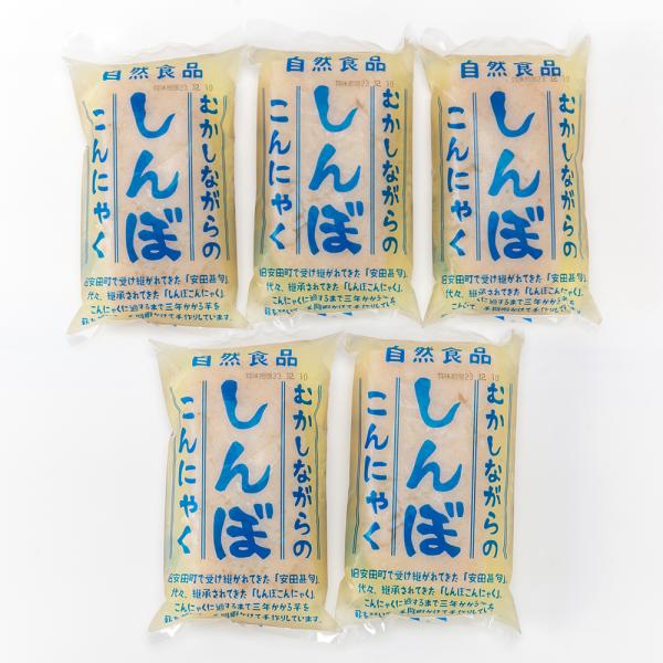 昔ながらの釜炊き製法で作ったこんにゃくです。手作りならではの「独特の舌ざわり」と「弾力のある食感」が魅力。シンプルにお刺身にするのはもちろん、味しみが良いので、おでんなどの煮物にどうぞ！阿賀野市の新保こんにゃくから、新保地域で受け継がれる手...