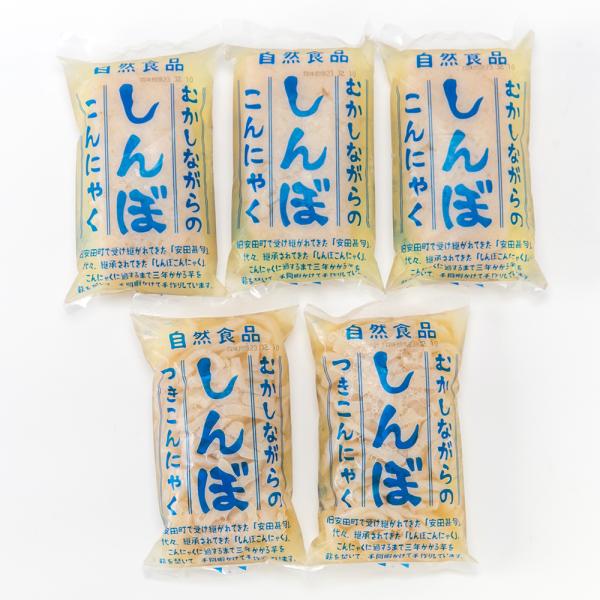 昔ながらの釜炊き製法で作ったこんにゃくです。手作りならではの「独特の舌ざわり」と「弾力のある食感」が魅力。シンプルにお刺身にするのはもちろん、味しみが良いので、おでんなどの煮物にどうぞ！阿賀野市の新保こんにゃくから、新保地域で受け継がれる手...