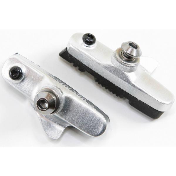 ・mi.Xim製、シマノとスラムのロードブレーキと交換できる、カートリッジ式ブレーキシューになります。・軽量アルミハウジングで角度調整ワッシャー、固定ボルトつきになります。・パッド面はあらゆる状況に対応した最新のパタンを採用しております。 ...