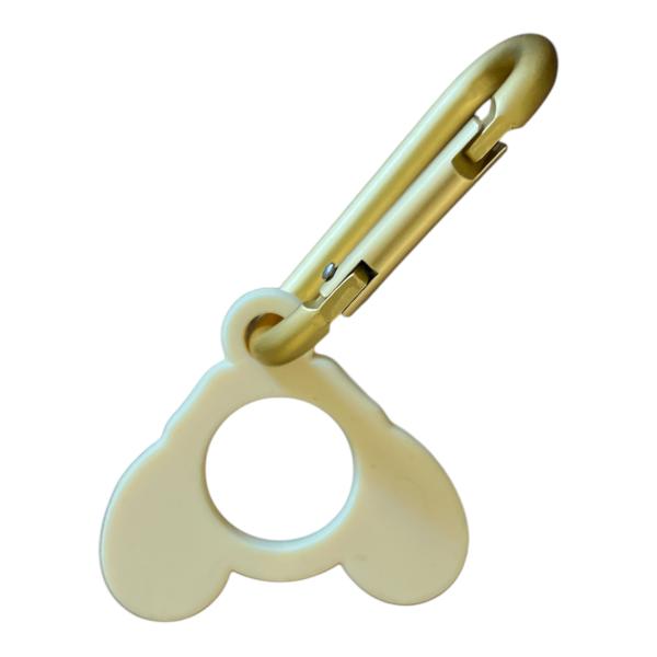 カラビナ キーフック ペットボトルホルダー付 ドッグフェイス型 ゴールドカラビナ付きだからペットボトルを引っ掛けて持ち歩くことができるよ。サイズ　カラビナ　約6.5×3.6×0.6cmトイプードル　約6×5.4cm