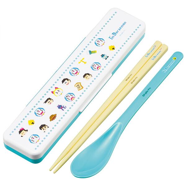 抗菌 音のならないコンビセット 箸18cm 【I'm Doraemon ドット】 スケーター使い勝手のいいサイズのお箸とスプーン、収納ケースのセット。銀イオン配合の抗菌仕様。食洗機対応。箸の先端にはすべり止め加工付き。スプーンは小振りで長め...