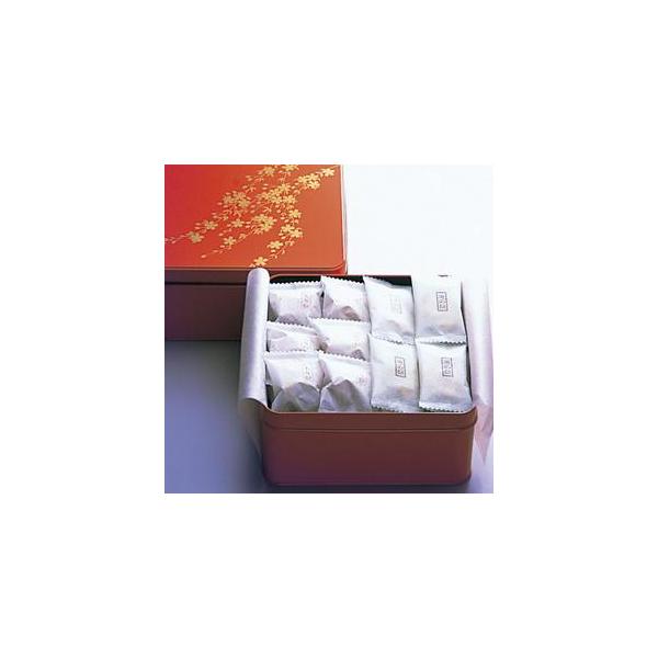 [Release date: April 26, 2021]お慶びの贈り物に最適です。朱色の美術缶が引き立ちます。【 磯の餅 】32枚国産青海苔の磯の香りに鰹節の風味を加え、味に深みを持たせました。飽きのこないソフトな食感の半月状のおかきで...