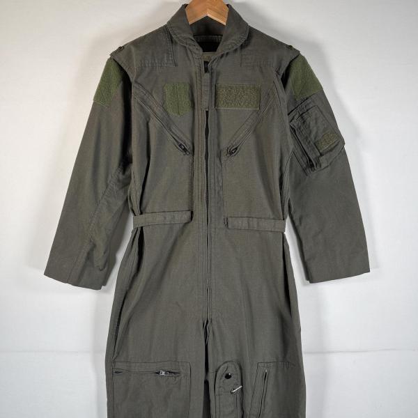 【管理番号】OYD0000253【ブランド】ミリタリー【対象】メンズ【カラー】  オリーブグリーン系【季節・シーズン】オールシーズン【実寸サイズ】総丈：約152cm肩幅：約44cm身幅：約49cmウエスト：約37cm股下：約73cmワタリ幅...