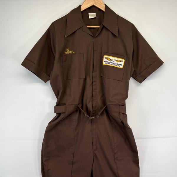 【管理番号】OYD0000774【対象】メンズ【カラー】  ブラウン【季節・シーズン】夏【年代】1970年代【実寸サイズ】総丈：約167cm肩幅：約48cm身幅：約60cmウエスト：約44cm股下：約78cmワタリ幅：約38cm裾幅：約24...