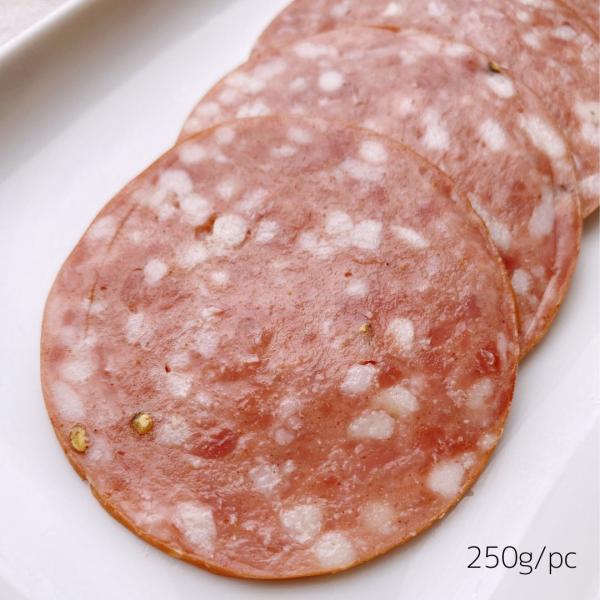 コショウやほのかなニンニクの香りがくせになる、しっとり柔らかなサラミソーセージです。一般的なロースハムのような形状をしています。しっかりとした味なので、そのままはもちろんサンドイッチさサラダの具としても大変おすすめです。※国内加工品です。■...