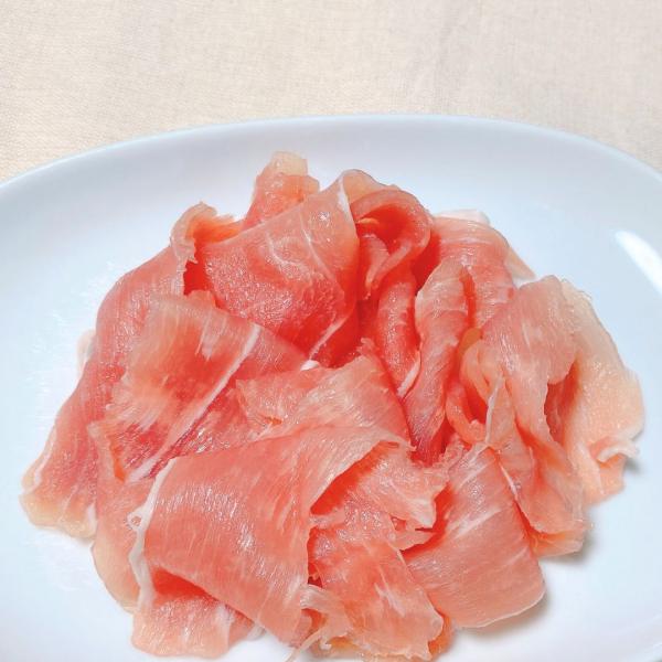塩気は控えめですが、しっかり旨味のあるしっとりした生ハムのお得な切り落としです。たっぷり200g入り。そのままおつまみとして、また、サラダやパスタなど幅広くお使いいただけます。■　原材料　豚もも肉（カナダ又はメキシコ）、食塩、砂糖、香辛料／...