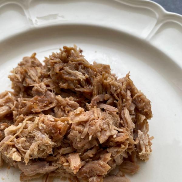 千葉県多古町で伸び伸びと育った、旨味と甘みが詰まった美味しい「元気豚」で作られたプルドポークです。クセのあるスパイスを使用せず、ケチャップベースで調味してあるため、お子様でもお楽しみいただけます。ほぐしてあるので、解凍後はすぐに召し上がれま...