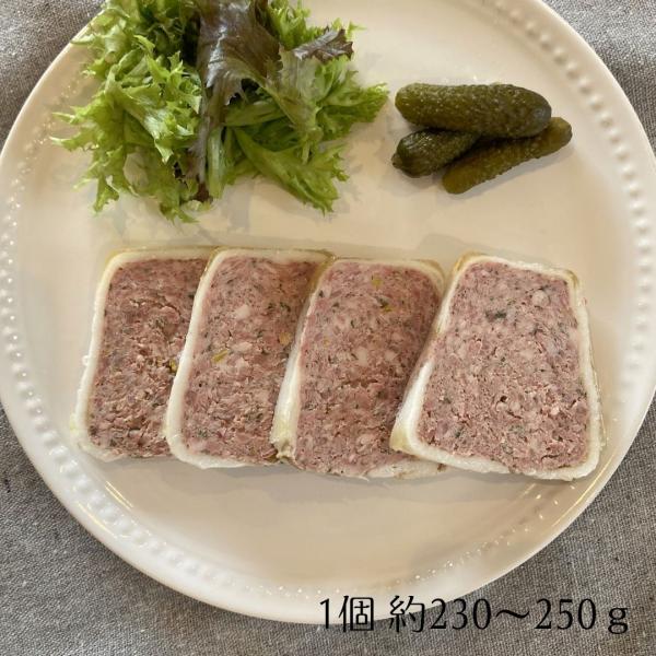 パテドカンパーニュは「田舎風パテ」という意味で、フランスではとてもポピュラーな、豚肉やレバーを使ったパテです。解凍して切るだけで、おうちでレストランの味をお楽しみいただけます。そのままはもちろん、サンドイッチなどにしても大変おいしく召し上が...