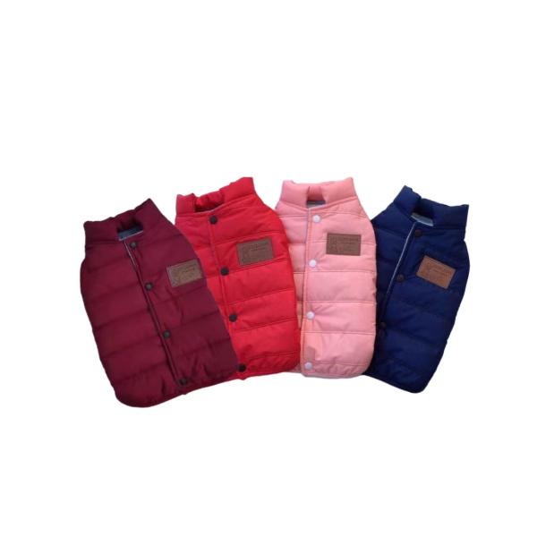 素材：ポリエステル100％背中開きのベストは着させるのが楽です。生地は撥水加工になっております。内側はフリース、本体は中綿入のキルティング加工が されていてとても暖かい！ スポーティーな雰囲気で冬のお散歩にぴったりです。 袖が無いベストタイ...