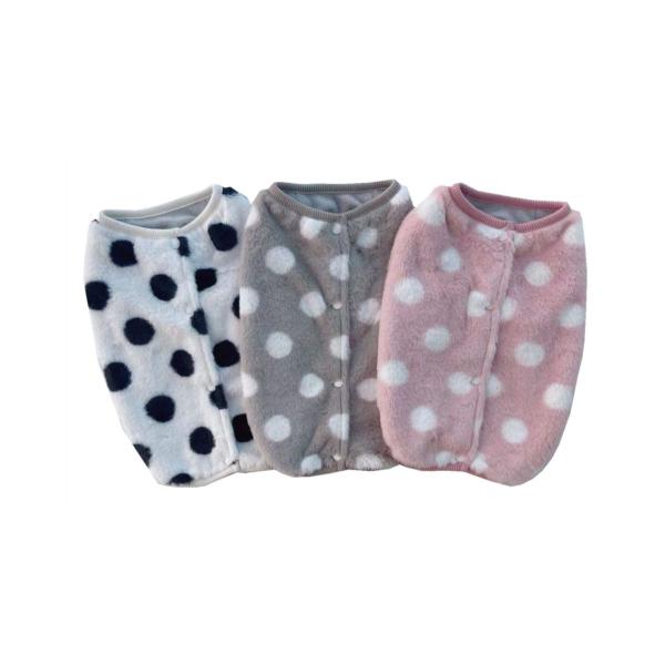 素材：ポリエステル100％背中開きのベストは着させるのが楽です。内側はフリース、とても暖かい！ スポーティーな雰囲気で冬のお散歩にぴったりです。 袖が無いベストタイプのお洋服なので ダックスなどの手足が短いワンちゃんにもオススメです スナッ...