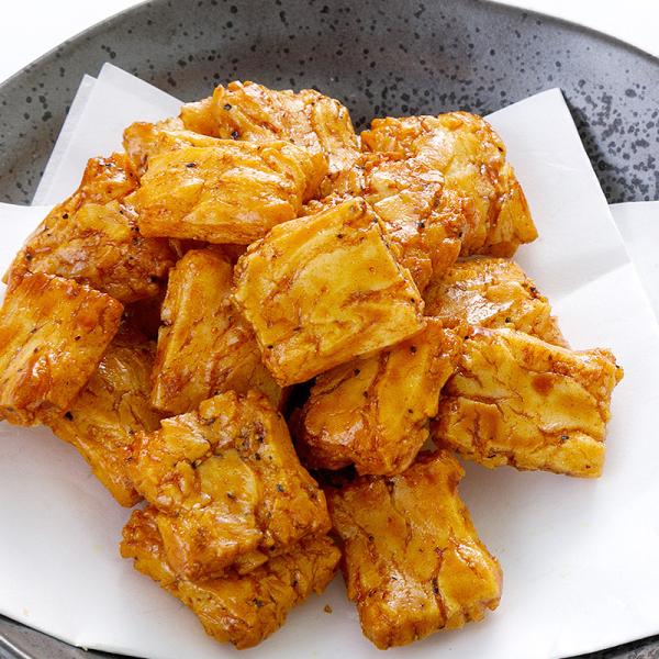 小さくカットした堅焼あられをみりん醤油ともろみでコーティングし、適量の黒コショウを振りかけました。濃い醤油味とスパイシーな黒コショウで刺激的なあられになりました。