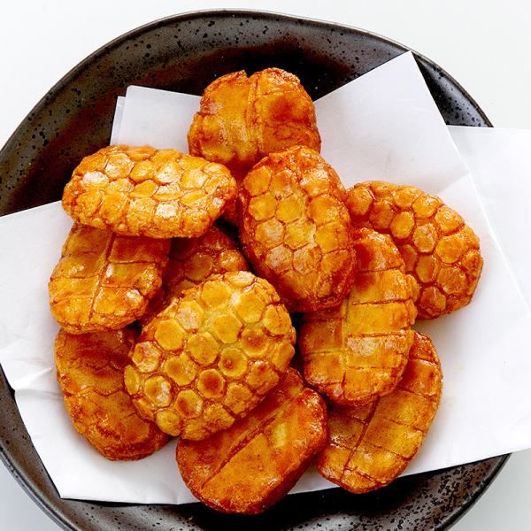 背中は亀甲・お腹は格子、おめでたい亀のかたちのユーモラスな醤油味のあられ。