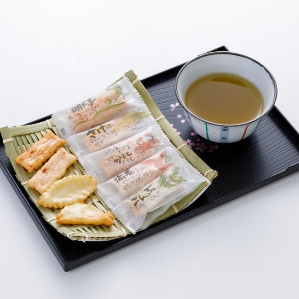 明太子、かに、木の葉、ひょうたんなど8種類の珍味のあられを和紙袋に個包装しました。それぞれの袋に印刷された「詩」も楽しいギフト缶です。【様々なシーンに】御祝 御祝い ごあいさつ ご挨拶 御挨拶 粗品 お使い物 贈答品 ギフト プレゼント プ...