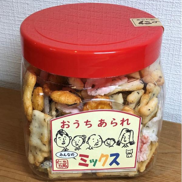 ひょうたん・栗・木の葉・ふぐ等、楽しい抜き型のあられがいっぱい。色とりどりのせんべいも入ったあられボトル。何度も楽しめる人気商品です。