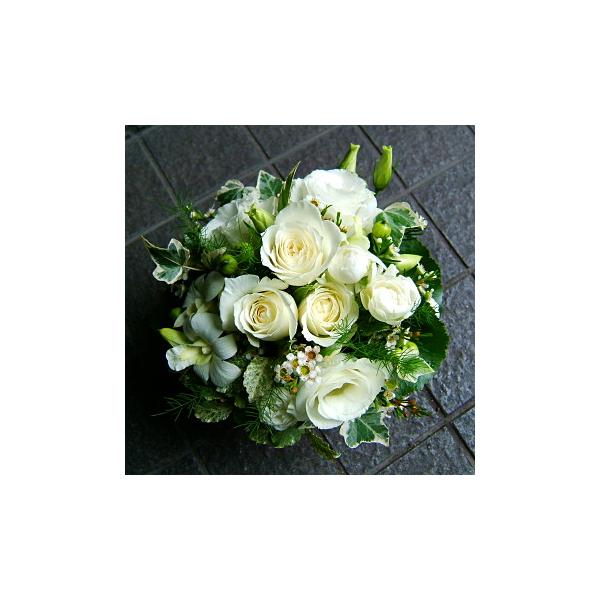 誕生日　お祝いにも人気 花ギフトおまかせアレンジフラワーです。白、グリーン系でオシャレな色合いです。誕生日　お祝いにも人気 花ギフト、お祝い、誕生日などに最適です。季節のお花をふんだんに使ったアレンジフラワーです。そのとき、その季節にとって...