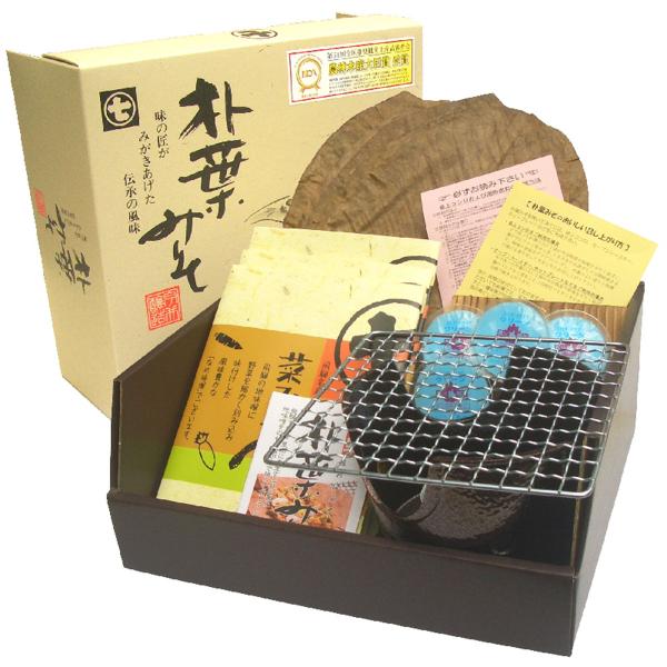 【卓上コンロ、コンロ台、金網、固形燃料、全形の朴葉と、焼き味噌用の刻み野菜入り味付け味噌のセットです。】飛騨のおかずの代表「朴葉みそ」をご家庭でもお手軽に味わっていただける「朴葉みそ　コンロセット」。卓上コンロ、コンロ台、金網、固形燃料、そ...