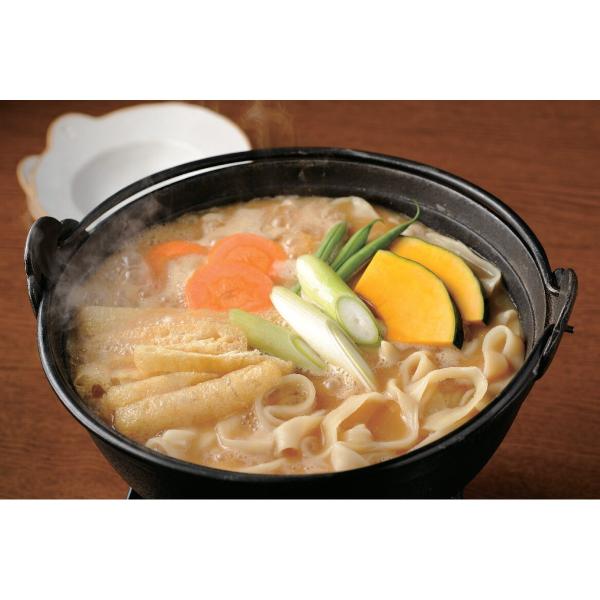 「田舎煮込みほうとう」　小麦の風味が活きた太めの麺を生麺のまま味噌や季節の野菜と一緒に煮込んで食べるほうとうです。　G0002_25_07