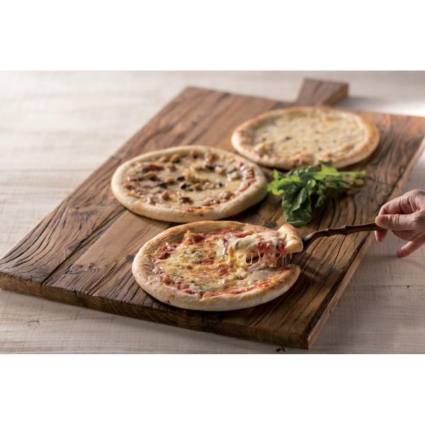 「３種のこだわりナポリ風ピッツァ」　ナポリ風クラストに、4種のチーズと黒トリュフを使ったピッツァ、バジルが香るマルゲリータピッツァ、スパイシーなボロネーゼソースのピッツァのセットです。　G0002_25_07