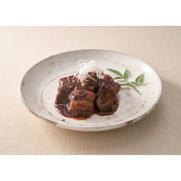 「＜みのり＞牛肉の蒸し煮」　牛肉は箸を入れるとほろっと崩れるほどやわらかく、八丁味噌で煮込んだ牛肉に野菜の旨みが溶け込んだコク深くどこか懐かしい味わいの牛肉の蒸し煮。晩酌やご飯のお供としてお召し上がりいただけます。　G0002_25_07