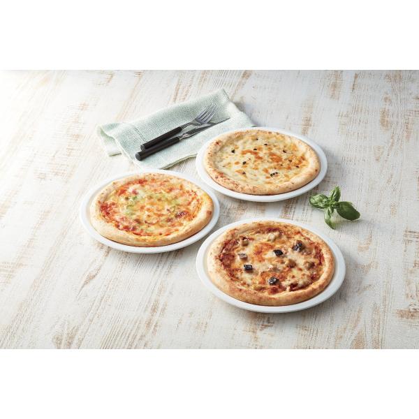 「３種のこだわりナポリ風ピッツア」　ナポリ風クラストに、チーズ数種に黒トリュフを使ったピッツァ。ピリッとスパイシーに仕上げたボロネーゼソースのピッツァ。バジルの香りにこだわったマルゲリータピッツァの3種類のセットです。　G0002_25_07