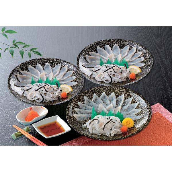 「ふぐ薄造り詰合せ」　下関の職人が1枚1枚丁寧に菊の花のように盛り付けた、とらふぐ刺身と真ふぐ霜降り刺身の食べ比べセットです。とらふぐの皮のプリプリした食感もお楽しみください。　G0002_25_07