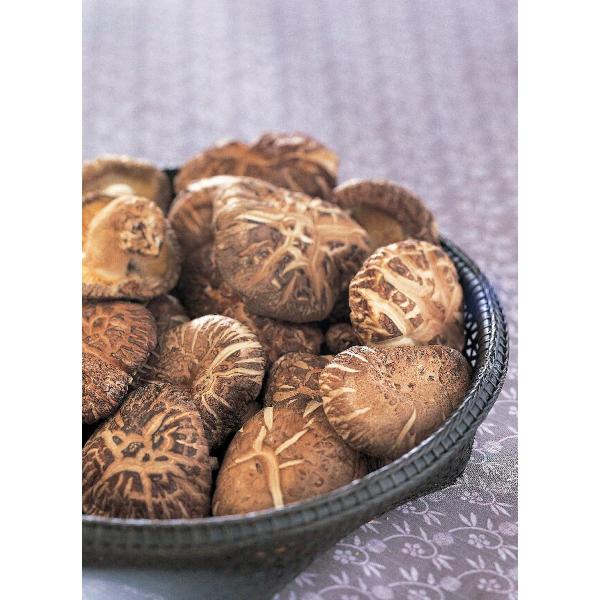 「大分県産どんこ椎茸」　クヌギ主体の原木栽培の肉厚どんこ椎茸の中でも、風味がよく肉質がしまり食感が特によい花どんこ椎茸です。　G0002_25_07