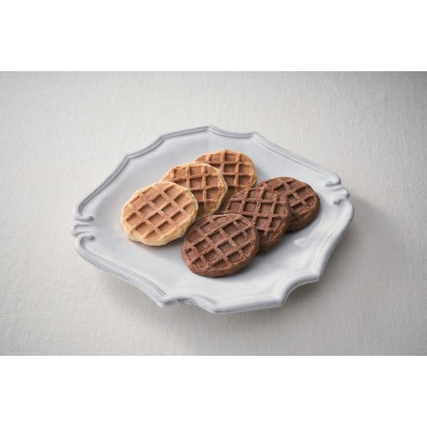 「スイートバスケット　ワッフルクッキーセット」　ホワイトチョコクリームを詰めた風味豊かなショコラワッフルクッキーといちごチョコクリームを詰めたサクサク食感のいちごワッフルクッキーの詰合わせです。　G0002_25_07