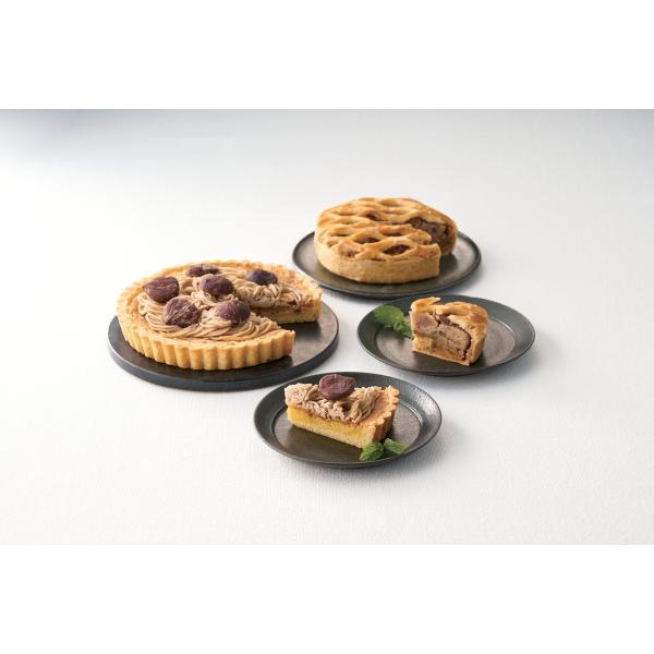 「モンブランパイ、タルトセット」　栗のペーストに渋皮栗を混ぜ合わせ焼き上げたパイと、口どけのよいマロンペーストをのせたタルトのセットです。　G0002_25_07