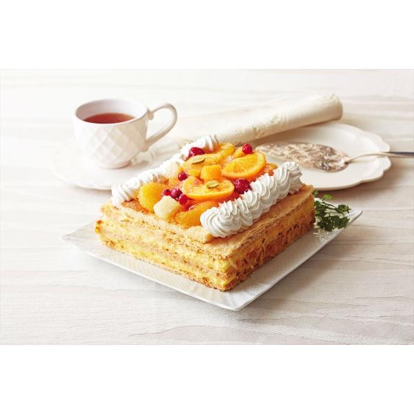 フルーツの酸味と甘み、絶妙な旨さが広がります。東京・青山で絶大な人気を誇るフレンチレストラン「ランス・ヤナギダテ」のシェフが監修したフルーツミルフィーユ。たっぷりのフルーツと、カスタードクリームと重ねたパイ生地が絶妙です。　G0100_24_1