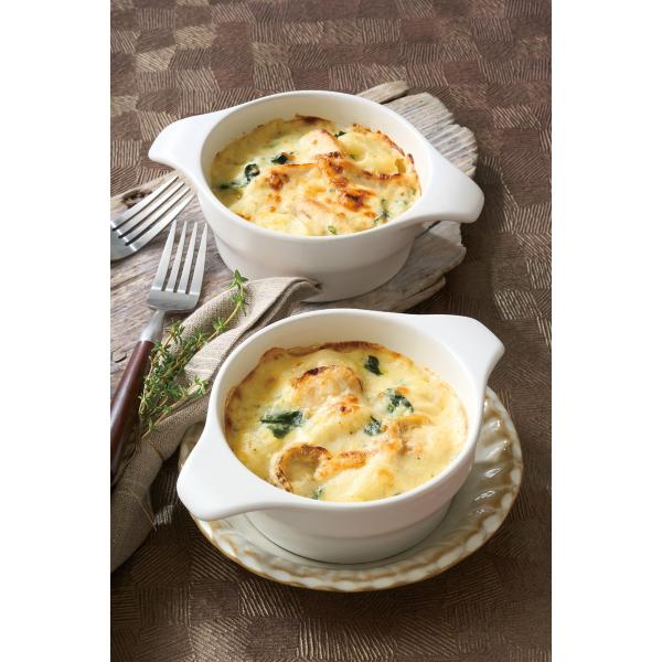 ［北海道　赤井川村　山中牛乳グラタン］　風味豊かな味わいの牛乳を使用。余市岳を頂く山間の一角にある自然豊かな「山中牧場」の山中牛乳を使い、北海道産の鶏肉や帆立とともにグラタンにしました。　G0100_25_05