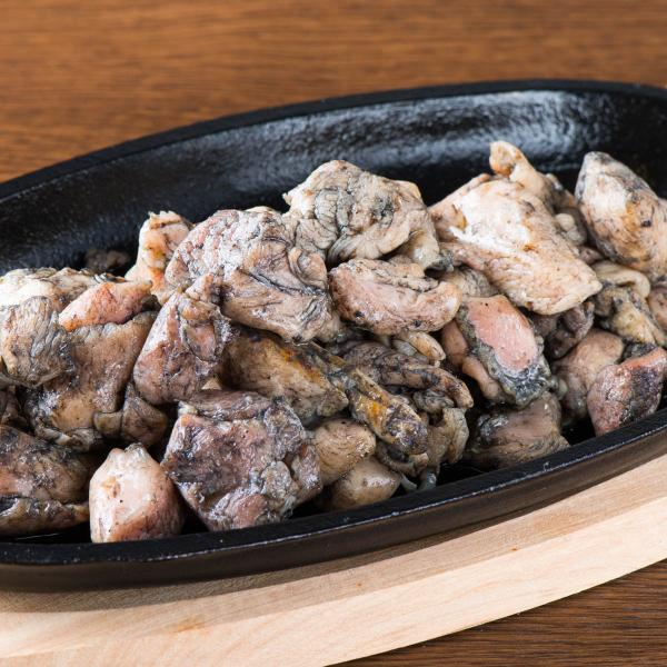 「宮崎・夢創鶏(むそうどり)炭火焼」は、宮崎県産銘柄鶏「夢創鶏」を炭で丁寧に手焼きした焼き鳥です。手焼き後に急速冷却していますので焼き立てのジューシーな味わいをお楽しみいただけます。個食パックなので食べたい時に温めるだけ、おかずに、おつまみ...