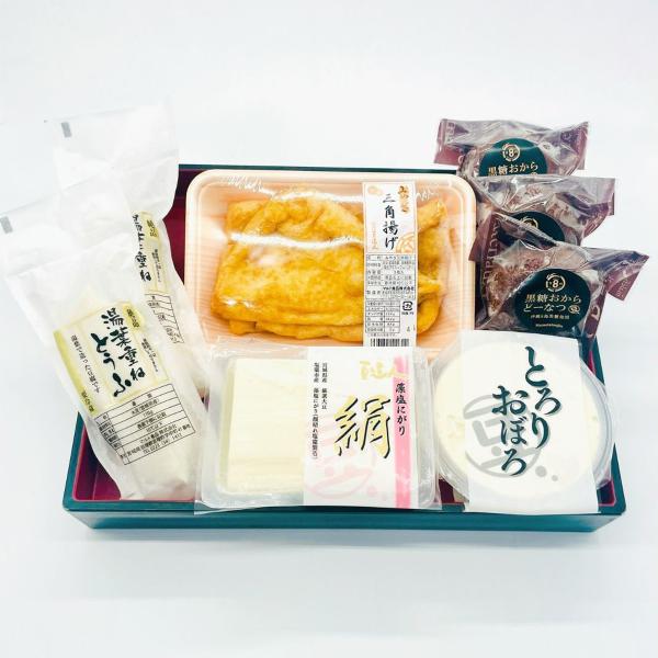 宮城県亘理町(わたりちょう)のとうふ処豆達人がお届けする「とうふ処豆達人 三角油揚げ とろりおぼろ 絹ごし豆腐 詰め合わせ」です。東北自慢のお豆腐や大豆製品をセットにしました。＜藻塩にがり絹＞第8回全国豆腐品評会東北地区大会(2024年)絹...