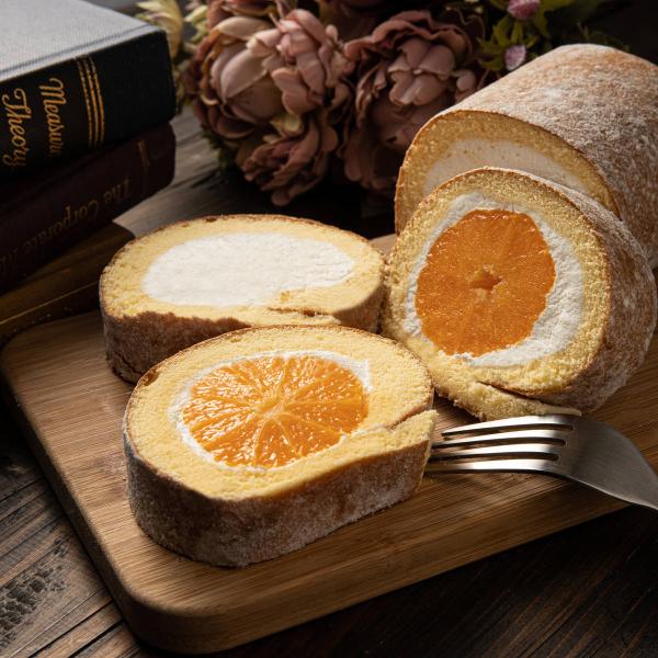 岐阜県中津川市の新杵堂（しんきねどう）がお届けする「まるごとみかん ロールケーキ ギフト」です。国産みかんがまるごと5個入ったロールケーキ。極上粒のみを厳選し使用しています。ごろっとしたみかん、ふわふわ生地、植物性クリームの三味一体をお楽し...