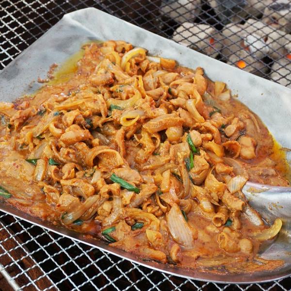 【甘辛味噌の焦げる香りだけでもごはんがすすむ、御嵩町のソウルフード】国産のおいしくて安全な豚ホルモンにみたけ味噌を使った特製の甘辛い味噌だれで味付けした御嵩町のソウルフード。玉ねぎやニラなどの野菜と炒めて食べれば、旨さもスタミナも抜群です。...