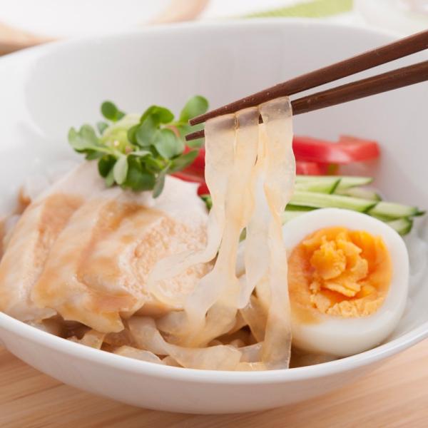 【おいしくヘルシー！極細麺と平打ち麺にそれぞれ旨味スープ付き。】平打ちタイプ、極細タイプのこんにゃく麺に、それぞれの麺によく絡む、すりごま付き中華スープ、おいしいゴマスープ、かつおだしのきいた旨辛スープ、和風スープ、麻婆スープの5種類のスー...