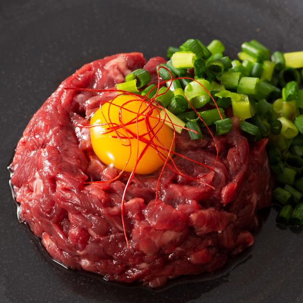 「フジチク ふじ馬刺し おつまみユッケ」は、本場 熊本の馬刺しを贅沢にユッケ用に小さく切り込みました。すでに細切りになっているので解凍するだけで手軽に馬肉のユッケを食べることができます。付属の馬刺しのタレをかけて食べても、納豆や山芋とろろと...